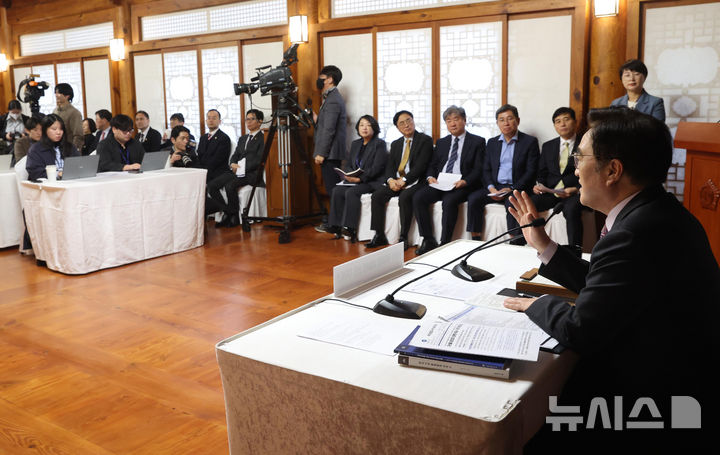 [서울=뉴시스] 국회사진기자단 = 우원식 국회의장이 5일 오전 서울 여의도 국회 사랑재에서 신년 기자회견을 하고 있다. 2026.02.05. photo@newsis.com