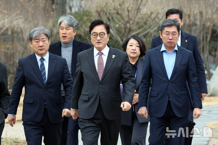 [서울=뉴시스] 국회사진기자단 = 우원식 국회의장이 5일 오전 서울 여의도 국회에서 신년 기자회견을 하기위해 사랑재로 향하고 있다. 2026.02.05. photo@newsis.com