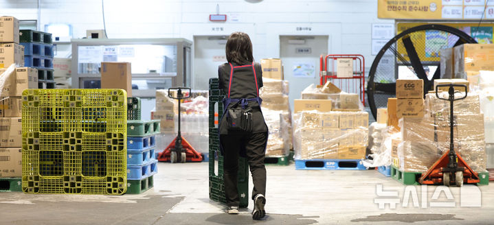 [서울=뉴시스] 홍효식 기자 = 더불어민주당과 정부가 대형마트의 영업시간 외 온라인 주문·배송을 제한하는 이른바 ‘새벽배송 금지’ 규제를 없애는 내용의 입법을 추진한다. 현재 대형마트는 유통법에 따라 자정부터 오전 10시까지 심야 영업이 제한됐지만, 개정안이 국회를 통과하면 대형마트와 기업형 슈퍼마켓도 심야 시간에 포장, 반출, 배송 등의 영업 행위가 가능해진다.5일 서울 시내 한 대형마트 하역장에서 직원들이 업무를 보고 있다. 2026.02.05. yesphoto@newsis.com