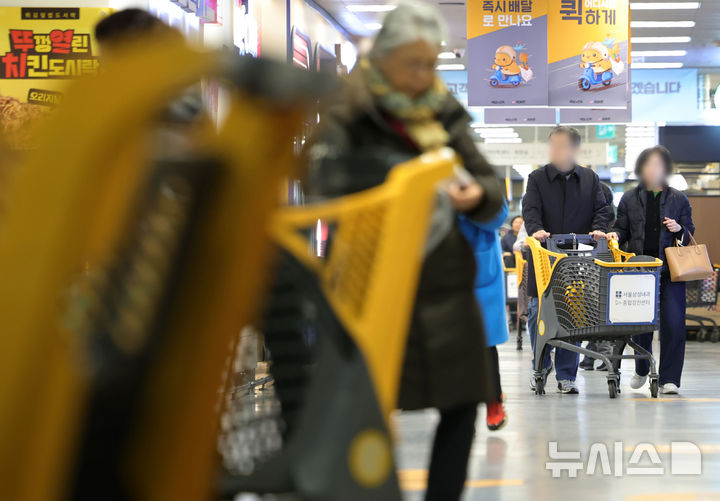 [서울=뉴시스] 홍효식 기자 = 더불어민주당과 정부가 대형마트의 영업시간 외 온라인 주문·배송을 제한하는 이른바 ‘새벽배송 금지’ 규제를 없애는 내용의 입법을 추진한다. 현재 대형마트는 유통법에 따라 자정부터 오전 10시까지 심야 영업이 제한됐지만, 개정안이 국회를 통과하면 대형마트와 기업형 슈퍼마켓도 심야 시간에 포장, 반출, 배송 등의 영업 행위가 가능해진다.5일 서울 시내 한 대형마트 모습. 2026.02.05. yesphoto@newsis.com