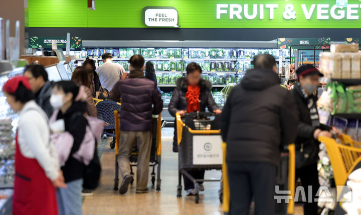 [서울=뉴시스] 홍효식 기자 = 지난 5일 서울 시내 한 대형마트 모습. 2026.02.06. yesphoto@newsis.com