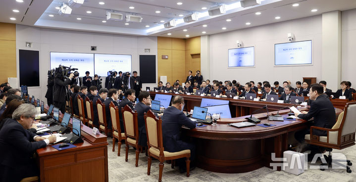 [서울=뉴시스] 최동준 기자 = 이재명 대통령이 5일 청와대에서 열린 수석보좌관회의에서 발언하고 있다. 2026.02.05. photocdj@newsis.com