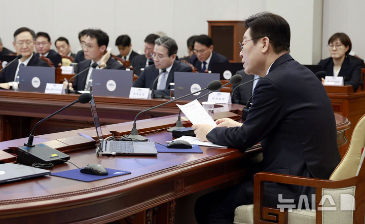 [서울=뉴시스] 최동준 기자 = 이재명 대통령이 5일 청와대에서 열린 수석보좌관회의에서 발언하고 있다. 2026.02.05. photocdj@newsis.com