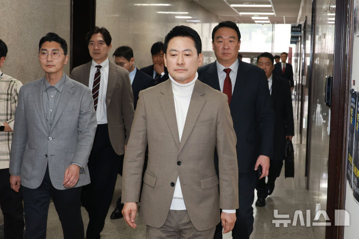 [서울=뉴시스] 고승민 기자 = 장동혁 국민의힘 대표가 5일 서울 여의도 국회에서 현안 기자간담회를 마친 후 당대표실로 향하고 있다. 2026.02.05. kkssmm99@newsis.com