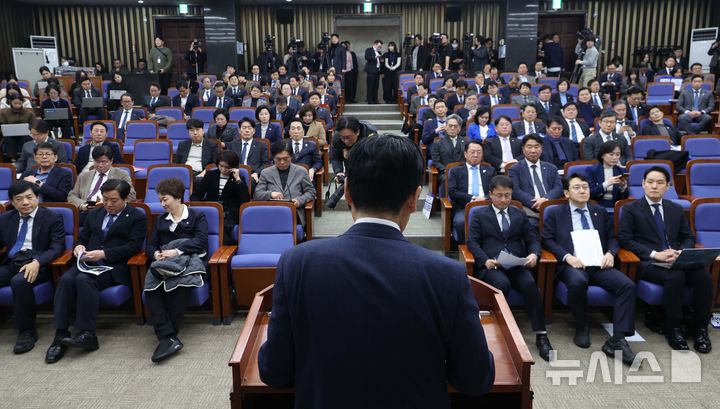 [서울=뉴시스] 조성봉 기자 = 지난 5일 오후 서울 여의도 국회에서 열린 더불어민주당 정책의원총회에서 의원들이 정청래 대표의 발언을 듣고 있다. 2026.02.05. suncho21@newsis.com
