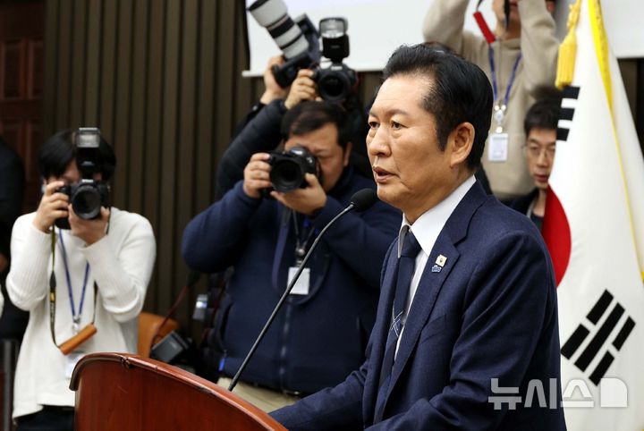 [서울=뉴시스] 조성봉 기자 = 정청래 더불어민주당 대표가 5일 오후 서울 여의도 국회에서 열린 정책의원총회에서 발언을 하고 있다. 2026.02.05. suncho21@newsis.com