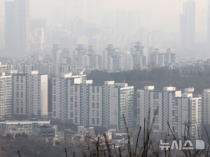 [서울=뉴시스] 배훈식 기자 = 이재명 대통령의 연이은 고강도 부동산 메시지에 서울 강남3구 등에서 급매물이 늘어난 5일 오후 서울 용산구 남산 전망대에서 바라본 서울 도심 아파트가 희뿌연 대기에 갖혀 있다. 한국보동산원이 이날 발표한 2월 첫째 주(2일 기준) 주간 아파트 가격 동향은 따르면 서울 아파트 평균 매매가격은 0.27% 상승해 52주째 상승했으나 전 주(0.31%)보다 오름 폭이 축소됐다. 2026.02.05. dahora83@newsis.com