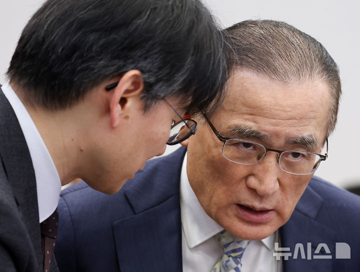 [서울=뉴시스] 최동준 기자 = 위성락 안보실장이 5일 청와대에서 열린 수석보좌관회의에서 관계자와 대화를 하고 있다. 2026.02.05. photocdj@newsis.com