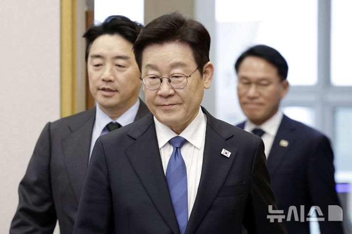 [서울=뉴시스] 최동준 기자 = 이재명 대통령이 5일 청와대에서 열린 수석보좌관회의에 입장하고 있다. 2026.02.05. photocdj@newsis.com