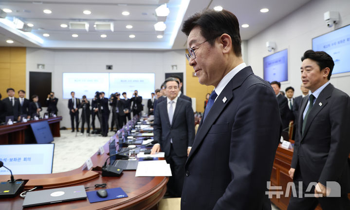 [서울=뉴시스] 최동준 기자 = 이재명 대통령이 5일 청와대에서 열린 수석보좌관회의에 입장하고 있다. 2026.02.05. photocdj@newsis.com