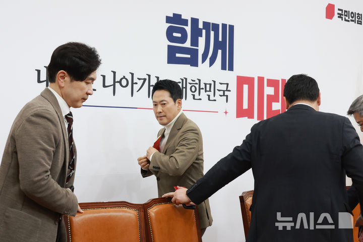 [서울=뉴시스] 고승민 기자 = 장동혁 국민의힘 대표가 5일 서울 여의도 국회 회의실에서 현안 기자간담회를 마친 후 회의실을 나서고 있다. 2026.02.05. kkssmm99@newsis.com