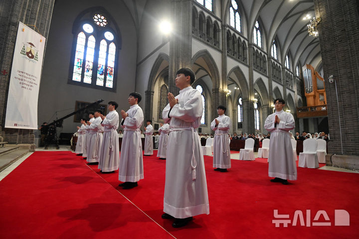 [서울=뉴시스] 사진공동취재단 = 5일 서울 중구 명동대성당에서 2026년 천주교 서울대교구 부제 서품식이 거행되고 있다. 2026.02.05. photo@newsis.com