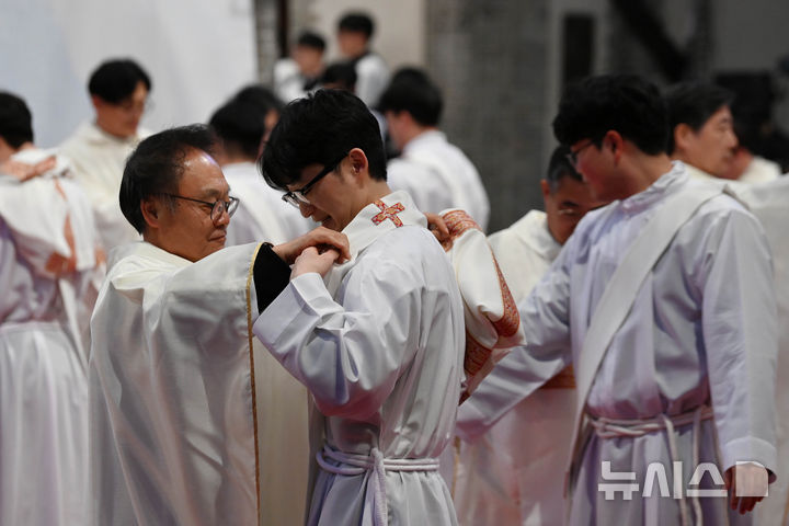 [서울=뉴시스] 사진공동취재단 = 5일 서울 중구 명동대성당에서 열린 2026년 천주교 서울대교구 부제 서품식에서 추천 사제들이 수품자들에게 부제복을 입혀주고 있다. 2026.02.05. photo@newsis.com