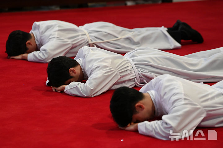 [서울=뉴시스] 사진공동취재단 = 5일 서울 중구 명동대성당에서 열린 2026년 천주교 서울대교구 부제 서품식에서 부제 수품자들이 부복하고 있다. 2026.02.05. photo@newsis.com