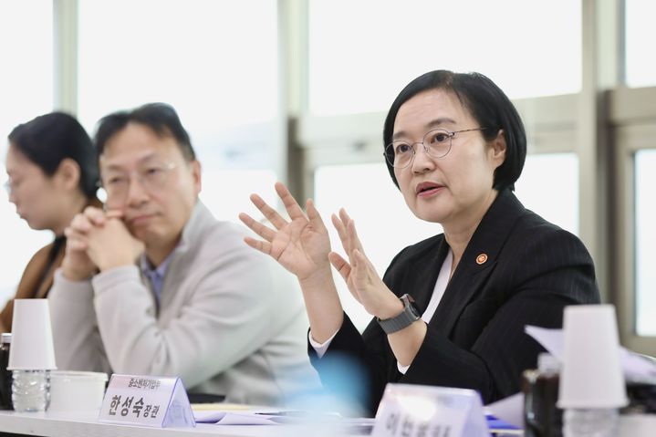 [서울=뉴시스] 한성숙 중소벤처기업부 장관이 지난 5일 서울에서 열린 '모두의 창업 프로젝트 전문가 간담회'에서 참석자들과 토론을 하고 있다. (사진=중소벤처기업부 제공. 사진은 기사와 직접 관련이 없습니다.) 2026.02.26. photo@newsis.com *재판매 및 DB 금지