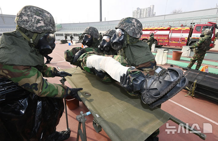 [오산=뉴시스] 김종택 기자 = 5일 경기 오산시 오산종합운동장에서 전술핵이 투발되어 피해를 입은 상황을 가정한 '핵전하 사후관리 훈련'이 진행되고 있다.이날 훈련에는 육군 제51사단 비룡여단, 해군2함대, 군사경찰대 등 120여 명이 참가했다. 2026.02.05. jtk@newsis.com