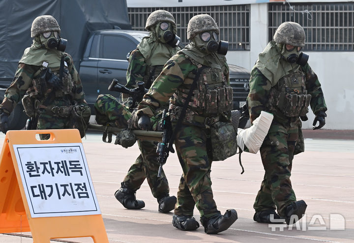 [오산=뉴시스] 김종택 기자 = 5일 경기 오산시 오산종합운동장에서 전술핵이 투발되어 피해를 입은 상황을 가정한 '핵전하 사후관리 훈련'이 진행되고 있다.이날 훈련에는 육군 제51사단 비룡여단, 해군2함대, 군사경찰대 등 120여 명이 참가했다. 2026.02.05. jtk@newsis.com