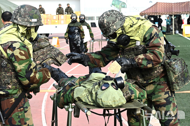 [오산=뉴시스] 김종택 기자 = 5일 경기 오산시 오산종합운동장에서 전술핵이 투발되어 피해를 입은 상황을 가정한 '핵전하 사후관리 훈련'이 진행되고 있다.이날 훈련에는 육군 제51사단 비룡여단, 해군2함대, 군사경찰대 등 120여 명이 참가했다. 2026.02.05. jtk@newsis.com