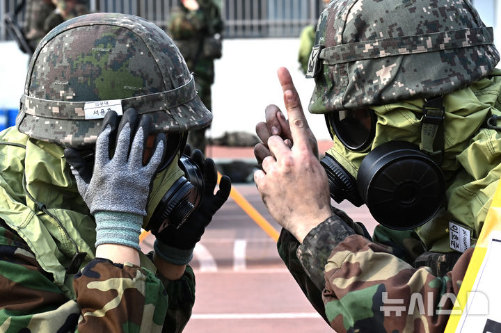 [오산=뉴시스] 김종택 기자 = 5일 경기 오산시 오산종합운동장에서 전술핵이 투발되어 피해를 입은 상황을 가정한 '핵전하 사후관리 훈련'이 진행되고 있다.이날 훈련에는 육군 제51사단 비룡여단, 해군2함대, 군사경찰대 등 120여 명이 참가했다. 2026.02.05. jtk@newsis.com