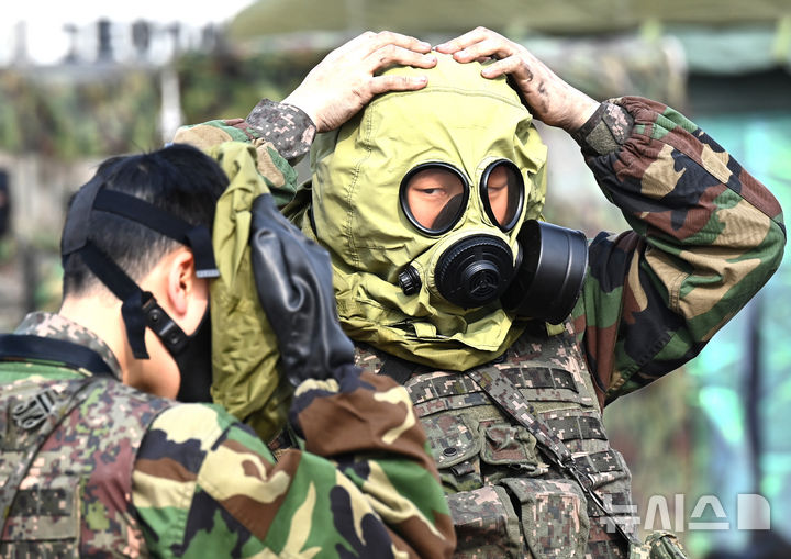 [오산=뉴시스] 김종택 기자 = 5일 경기 오산시 오산종합운동장에서 전술핵이 투발되어 피해를 입은 상황을 가정한 '핵전하 사후관리 훈련'이 진행되고 있다.이날 훈련에는 육군 제51사단 비룡여단, 해군2함대, 군사경찰대 등 120여 명이 참가했다. 2026.02.05. jtk@newsis.com
