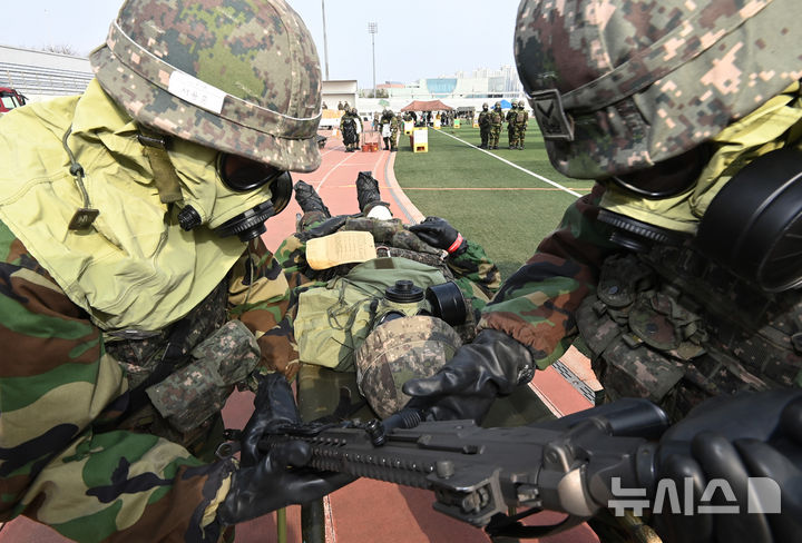 [오산=뉴시스] 김종택 기자 = 5일 경기 오산시 오산종합운동장에서 전술핵이 투발되어 피해를 입은 상황을 가정한 '핵전하 사후관리 훈련'이 진행되고 있다.이날 훈련에는 육군 제51사단 비룡여단, 해군2함대, 군사경찰대 등 120여 명이 참가했다. 2026.02.05. jtk@newsis.com