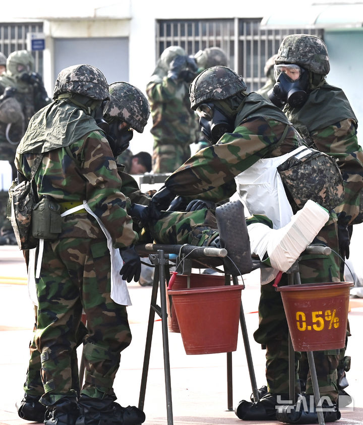[오산=뉴시스] 김종택 기자 = 5일 경기 오산시 오산종합운동장에서 전술핵이 투발되어 피해를 입은 상황을 가정한 '핵전하 사후관리 훈련'이 진행되고 있다.이날 훈련에는 육군 제51사단 비룡여단, 해군2함대, 군사경찰대 등 120여 명이 참가했다. 2026.02.05. jtk@newsis.com