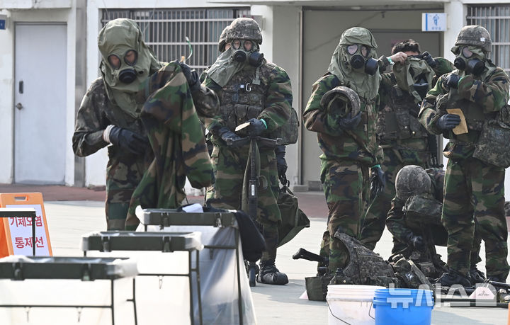 [오산=뉴시스] 김종택 기자 = 5일 경기 오산시 오산종합운동장에서 전술핵이 투발되어 피해를 입은 상황을 가정한 '핵전하 사후관리 훈련'이 진행되고 있다.이날 훈련에는 육군 제51사단 비룡여단, 해군2함대, 군사경찰대 등 120여 명이 참가했다. 2026.02.05. jtk@newsis.com