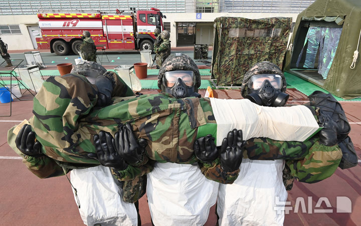 [오산=뉴시스] 김종택 기자 = 5일 경기 오산시 오산종합운동장에서 전술핵이 투발되어 피해를 입은 상황을 가정한 '핵전하 사후관리 훈련'이 진행되고 있다.이날 훈련에는 육군 제51사단 비룡여단, 해군2함대, 군사경찰대 등 120여 명이 참가했다. 2026.02.05. jtk@newsis.com