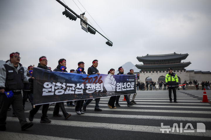 [서울=뉴시스] 정병혁 기자 = 지난달 5일 서울 종로구 청와대분수대 인근에서 금속노조 신년 투쟁 선포식을 마친 금속노조 조합원들이 서울고용노동청으로 행진하고 있다. 2026.02.05. jhope@newsis.com