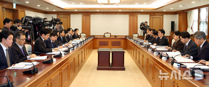 [서울=뉴시스] 지난 2월 5일 서울 종로구 정부서울청사에서 당시 김민석 국무총리 주재로 열린 국토공간 대전환 범정부협의회 제1차 회의 모습. 2026.02.05. scchoo@newsis.com