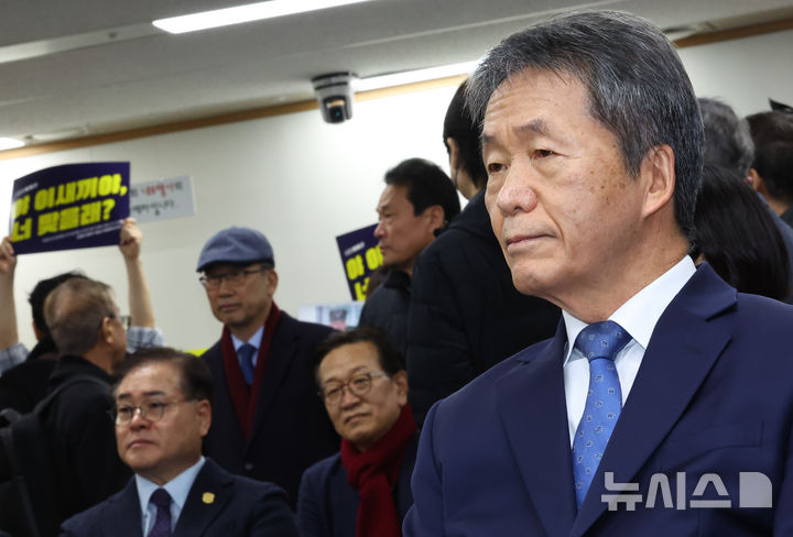 [서울=뉴시스] 최진석 기자 = 김용원 국가인원위 상임위원이 5일 서울 중구 국가인권위원회에서 열린 이임식에서 시작을 기다리는 뒤로 공무원노조 인권위 지부 조합원들이 피켓을 들고 있다. 2026.02.05. myjs@newsis.com