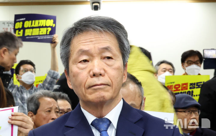 [서울=뉴시스] 최진석 기자 = 김용원 국가인원위 상임위원이 5일 서울 중구 국가인권위원회에서 열린 이임식에서 시작을 기다리는 뒤로 공무원노조 인권위 지부 조합원들이 피켓을 들고 있다. 2026.02.05. myjs@newsis.com