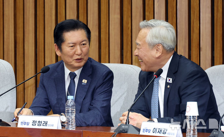 [서울=뉴시스] 김금보 기자 = 정청래 더불어민주당 대표가 5일 오후 서울 여의도 국회에서 열린 조국혁신당과의 합당 논의 관련 간담회에서 이재강 초선의원 모임 회장과 대화를 하고 있다. 2026.02.05. kgb@newsis.com