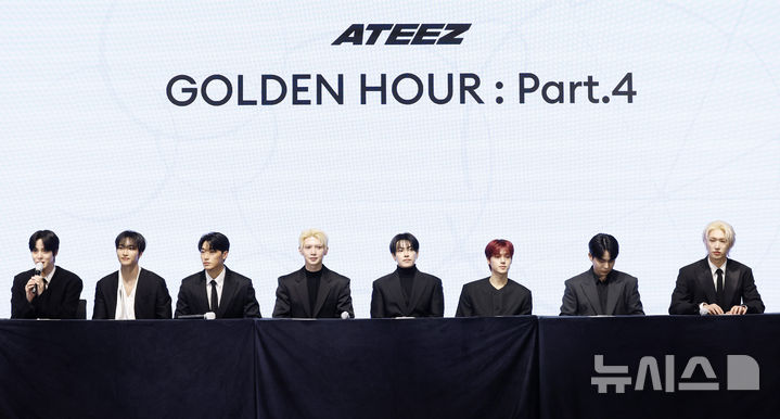 [서울=뉴시스] 김혜진 기자 = 그룹 에이티즈 윤호(왼쪽 첫번째)가 5일 오후 서울 영등포구 페어몬트호텔에서 열린 미니 13집 '골든 아워 : 파트 4(GOLDEN HOUR : Part.4)' 기자간담회에서 인사말을 하고 있다. 2026.02.05. jini@newsis.com