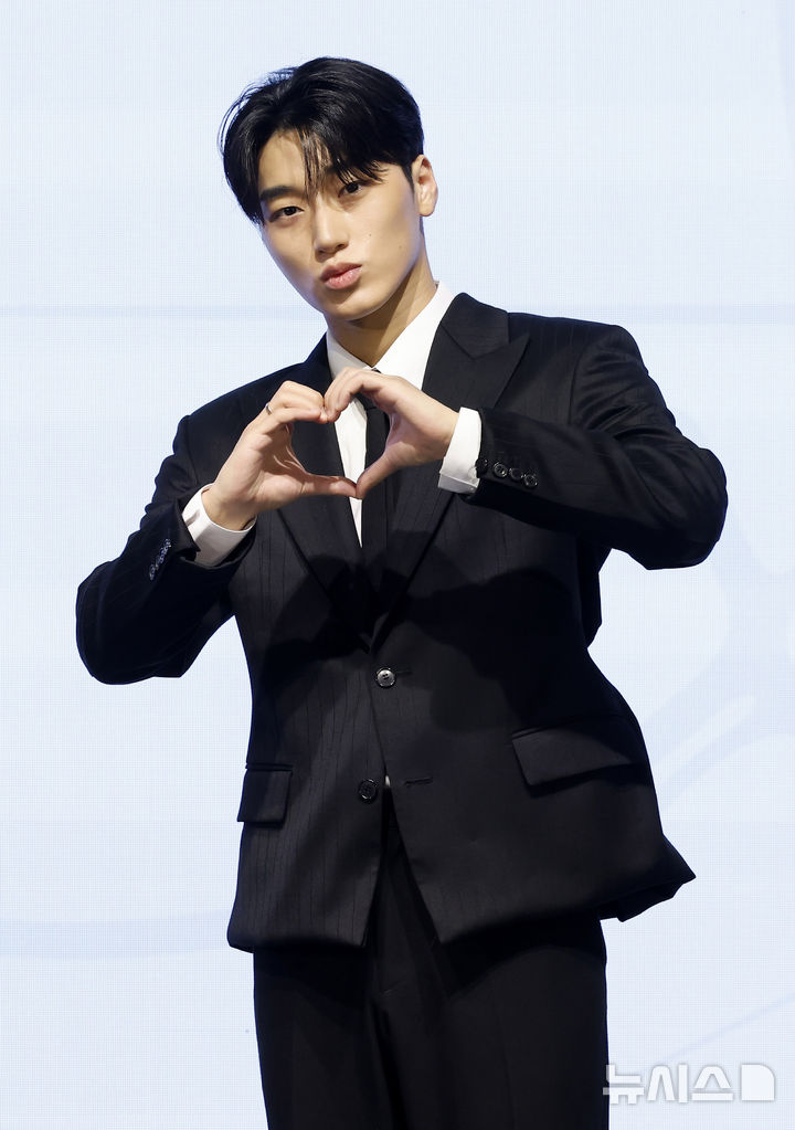 [서울=뉴시스] 김혜진 기자 = 그룹 에이티즈 산이 5일 오후 서울 영등포구 페어몬트호텔에서 열린 미니 13집 '골든 아워 : 파트 4(GOLDEN HOUR : Part.4)' 기자간담회에서 포즈를 취하고 있다. 2026.02.05. jini@newsis.com