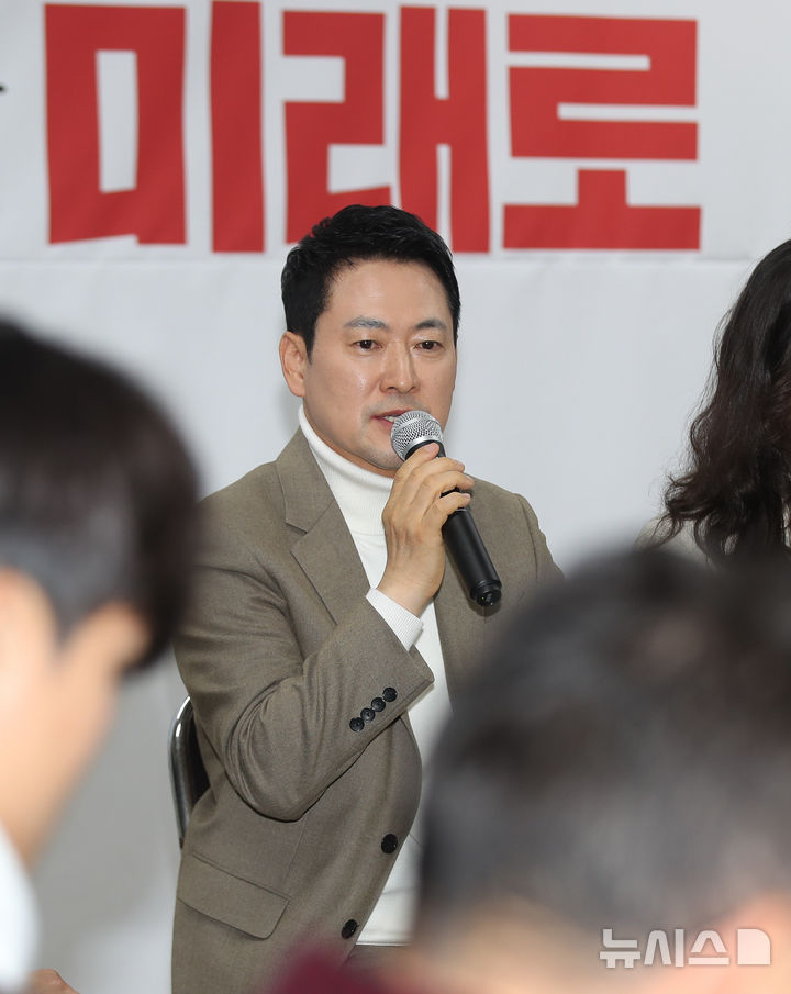 [제주=뉴시스] 우장호 기자 = 장동혁 국민의힘 대표가 5일 오후 제주시 연동 국민의힘 제주도당사에서 열린 '2030정의실천위원회 간담회'에서 발언하고 있다. 취임 후 처음 제주도를 찾은 장 대표는 6·3 지방선거를 앞두고 제주 현안인 제2공항 건설 관련 주민간담회에 참석하는 등 민생 행보에 나설 예정이다. 2026.02.05. woo1223@newsis.com