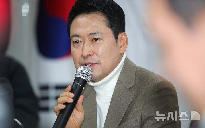 [제주=뉴시스] 우장호 기자 = 장동혁 국민의힘 대표가 5일 오후 제주시 연동 국민의힘 제주도당사에서 열린 '2030정의실천위원회 간담회'에서 발언하고 있다.&nbsp; 취임 후 처음 제주도를 찾은 장 대표는 6·3 지방선거를 앞두고 제주 현안인 제2공항 건설 관련 주민간담회에 참석하는 등 민생 행보에 나설 예정이다. 2026.02.05. woo1223@newsis.com