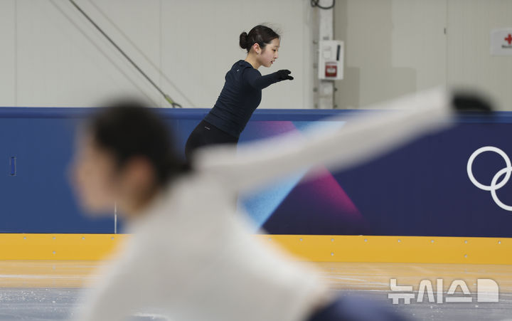 [밀라노=뉴시스] 김근수 기자 = 피겨스케이팅 신지아와 이해인이 5일(현지 시간) 이탈리아 밀라노 아이스 피겨스케이팅 아레나 연습경기장에서 훈련을 하고 있다. 2026.02.05. ks@newsis.com