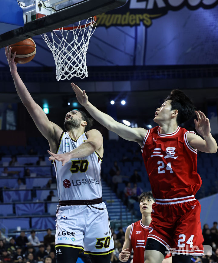 [서울=뉴시스] 최진석 기자 = 5일 서울 송파구 잠실실내체육관에서 열린 2025-2026 KBL 프로농구 창원 LG 세이커스와 서울 삼성 썬더스의 경기, LG 아셈 마레이가 레이업슛을 하고 있다. 2026.02.05. myjs@newsis.com