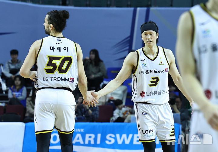 [서울=뉴시스] 최진석 기자 = 5일 서울 송파구 잠실실내체육관에서 열린 2025-2026 KBL 프로농구 창원 LG 세이커스와 서울 삼성 썬더스의 경기, LG 장민국이 3점을 성공시킨 후 아셈 마레이와 기뻐하고 있다. 2026.02.05. myjs@newsis.com