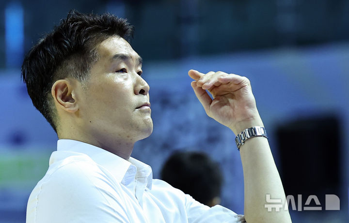[서울=뉴시스] 최진석 기자 = 5일 서울 송파구 잠실실내체육관에서 열린 2025-2026 KBL 프로농구 창원 LG 세이커스와 서울 삼성 썬더스의 경기, LG 조상현 감독이 전광판을 바라보고 있다. 2026.02.05. myjs@newsis.com
