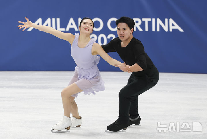 [밀라노=뉴시스] 김근수 기자 = 피겨스케이팅 아이스댄스 권예, 임해나가 5일(현지 시간) 이탈리아 밀라노 아이스 피겨스케이팅 아레나 연습경기장에서 훈련을 하고 있다. 2026.02.05. ks@newsis.com