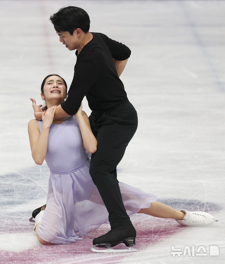 [밀라노=뉴시스] 김근수 기자 = 피겨스케이팅 아이스댄스 권예, 임해나가 5일(현지 시간) 이탈리아 밀라노 아이스 피겨스케이팅 아레나 연습경기장에서 훈련을 하고 있다. 2026.02.05. ks@newsis.com