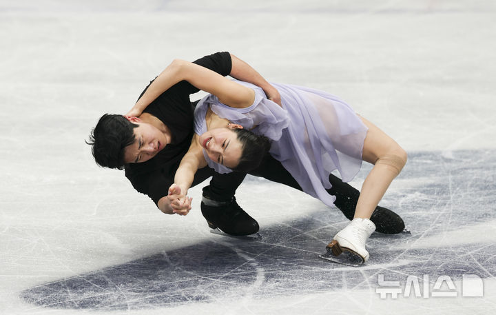 [밀라노=뉴시스] 김근수 기자 = 피겨스케이팅 아이스댄스 권예, 임해나가 5일(현지 시간) 이탈리아 밀라노 아이스 피겨스케이팅 아레나 연습경기장에서 훈련을 하고 있다. 2026.02.05. ks@newsis.com