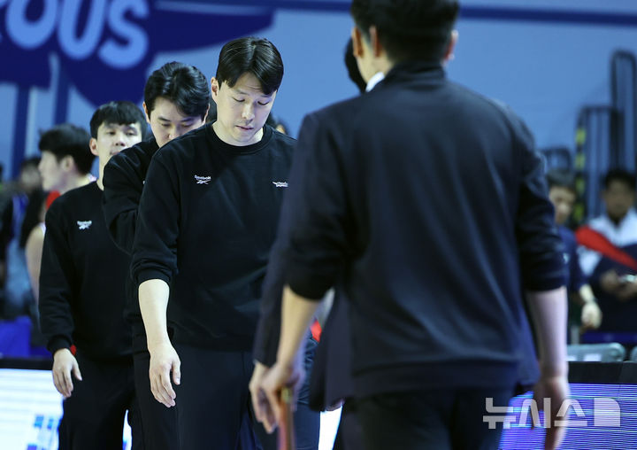 [서울=뉴시스] 최진석 기자 = 삼성 김효범 감독이 5일 서울 송파구 잠실실내체육관에서 열린 2025-2026 KBL 프로농구 창원 LG 세이커스와 서울 삼성 썬더스의 경기에서 79 대 107로 패한 뒤 고개를 숙이고 있다. 2026.02.05. myjs@newsis.com