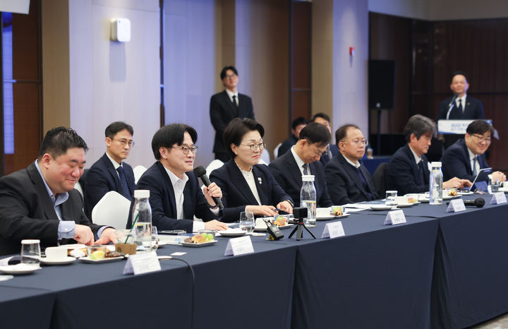 [서울=뉴시스] = 김정관 산업통상부 장관이 5일 오후 대구광역시 동구 메리어트호텔에서 열린 대구 지역 M.AX 간담회에서 발언하고 있다. (사진=산업통상부 제공) 2026.02.05. photo@newsis.com *재판매 및 DB 금지