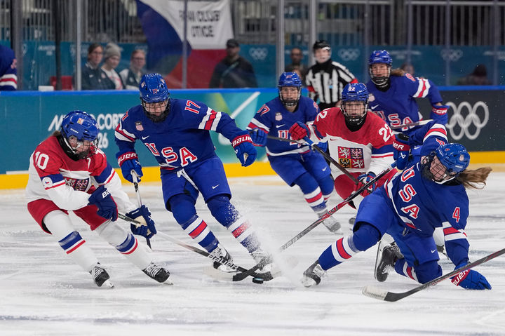 [밀라노=AP/뉴시스] 5일(현지 시간) 이탈리아 밀라노 산타줄리아 아이스하키 아레나에서 열린 2026 밀라노·코르티나담페초 동계올림픽 여자 아이스하키 예선전 체코 대 미국 경기에서 선수들이 퍽 다툼을 하고 있다. 2026.02.06.
