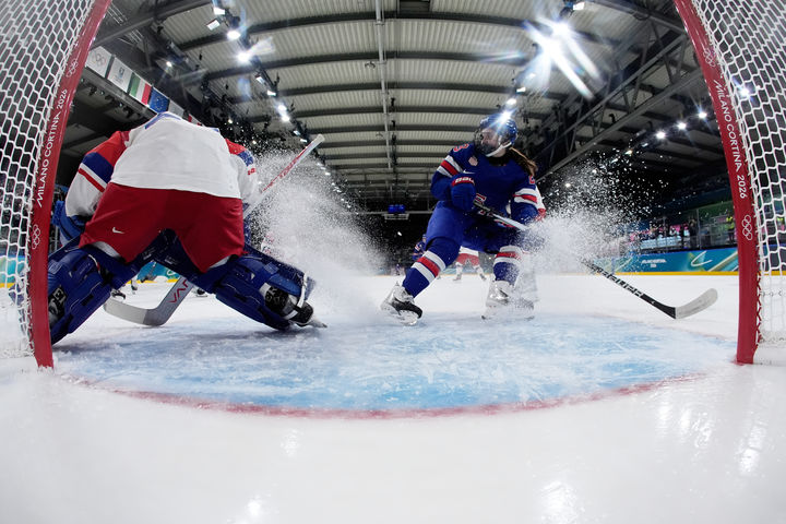 [밀라노=AP/뉴시스] 5일(현지 시간) 이탈리아 밀라노 산타줄리아 아이스하키 아레나에서 열린 2026 밀라노·코르티나담페초 동계올림픽 여자 아이스하키 예선전 미국 대 체코 경기에서 미국의 한나 빌카(오른쪽)가 골을 넣고 있다. 2026.02.06.