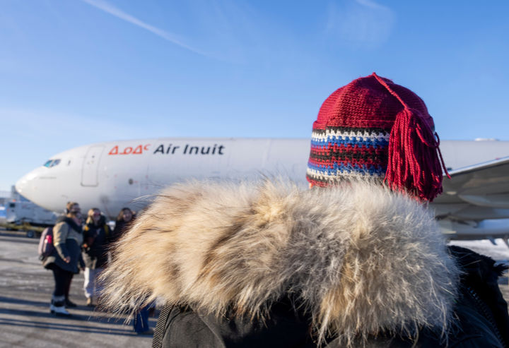 [몬트리올(캐나다)=AP/뉴시스]5일 캐나다 몬트리올에서 탑승객들이 그린란드 수도 누크로 향하는 이누이트항공 탑승을 준비하고 있다. 캐나다와 프랑스가 덴마크의 반자치령 그린란드에 대한 미국의 통제권 확보 노력에 대응, 6일 그린란드 수도 누크에 영사관을 개설할 계획이다. 이는 북대서양조약기구(나토) 동맹국 덴마크와 그린란드에 대한 지지를 표명하기 위한 것이다. 2026.02.06.