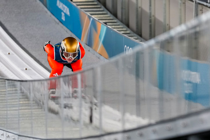 [프레다초=AP/뉴시스] 노르웨이의 하이디 디레 트라세루드가 5일(현지 시간) 이탈리아 프레다초에서 스키점프 훈련을 하고 있다. 2026.02.06.